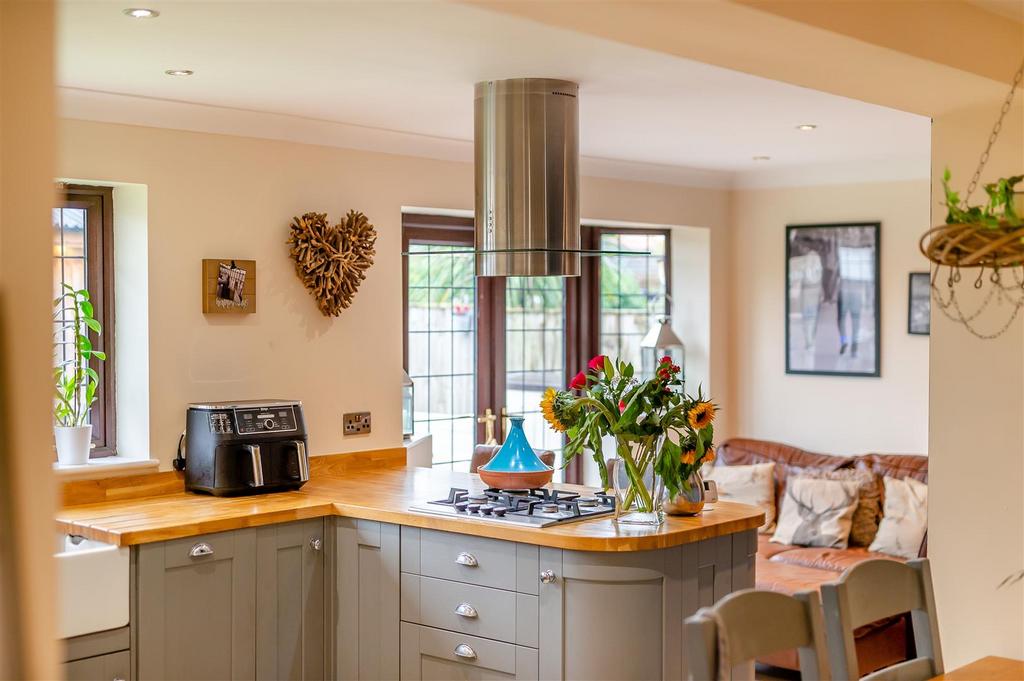 8569882-interior40.jpg