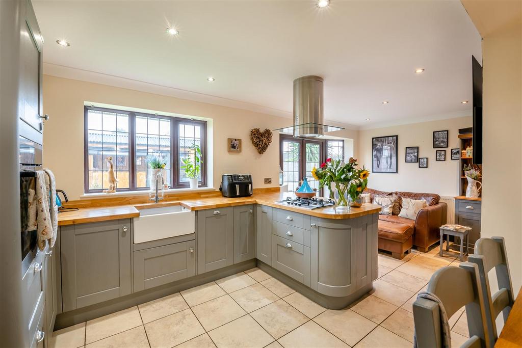8569882-interior10.jpg