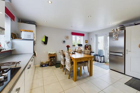 52 Bryn Uchaf, Bryn, Llanelli, SA14 9UQ