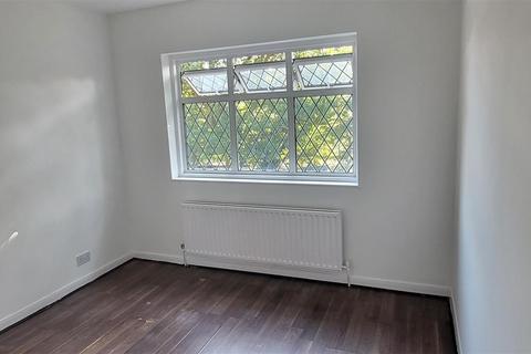 2 bedroom end of terrace house to rent - Brent Road, London
