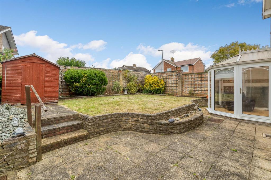 Hazel Grove, Stotfold, Hitchin, Herts SG5 4JZ 3 bed detached house for
