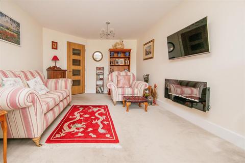 2 bedroom apartment for sale, Victoria Gardens. Raglan Road, Frinton-On-Sea, Essex, CO13 9FA