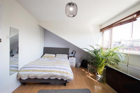 6 bedroom terraced house to rent - Regent Terrace, Hyde Park, Leeds, LS6 1NP
