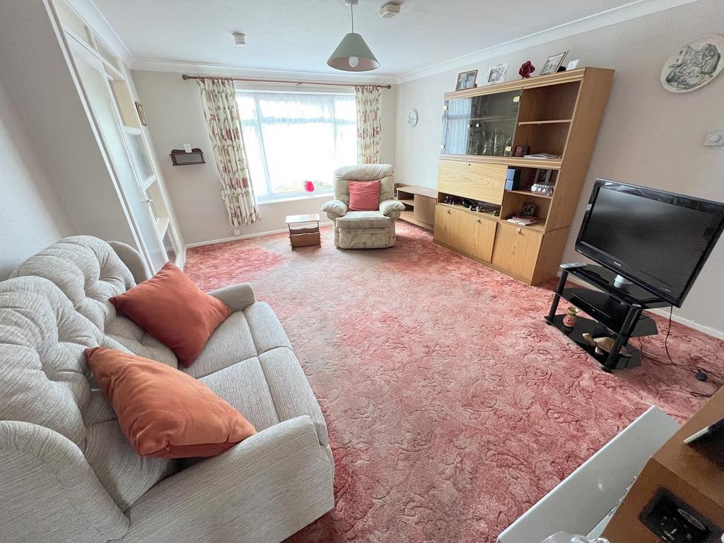 Farnham Road, Poole, BH12 3 bed semidetached house £325,000