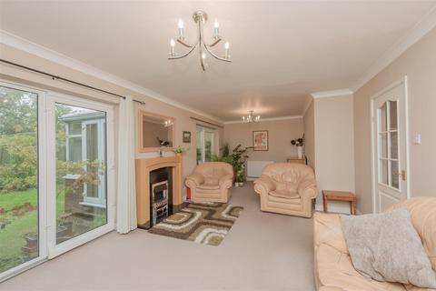 4 bedroom detached house for sale, Highfield View, Guildersome, Leeds