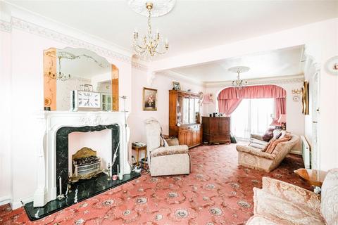 18 Balgonie Road, London, E4 7HL