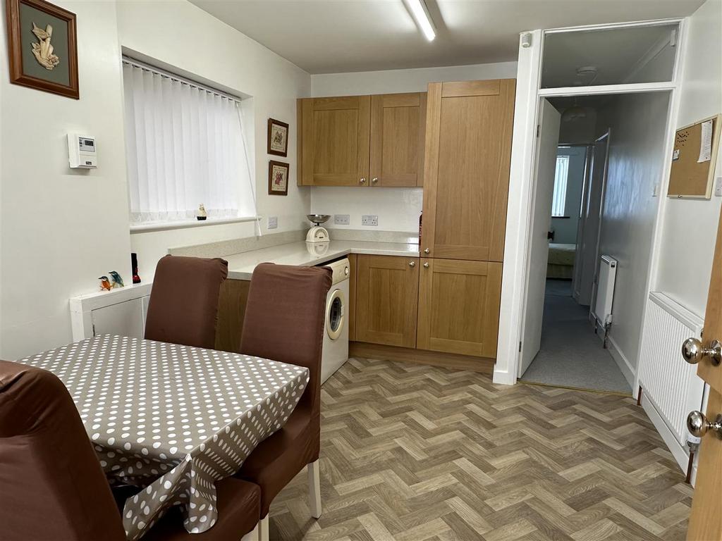 Royal Crescent, Willenhall, Coventry 2 bed semidetached bungalow for