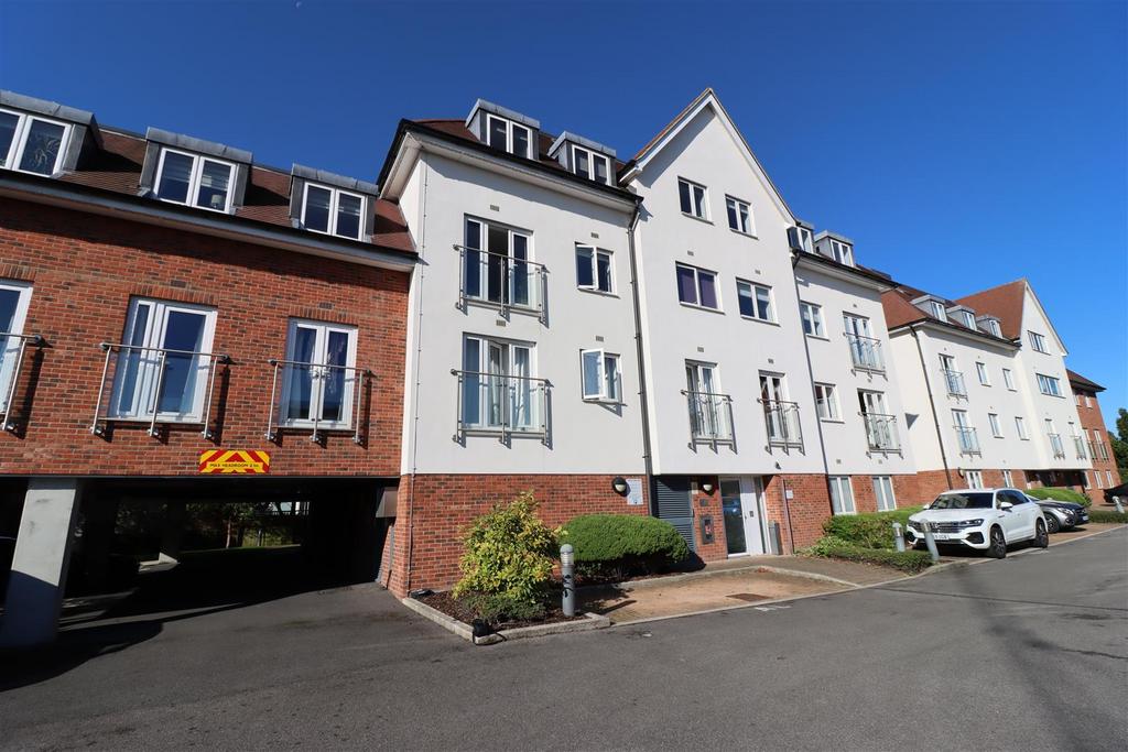Central House, Ruislip HA4 2 bed apartment £1,550 pcm (£358 pw)