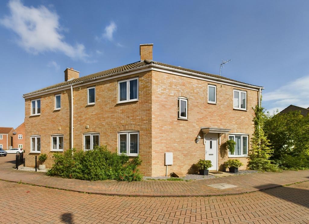Robertson Way, Huntingdon, Cambridgeshire. 4 bed semidetached house