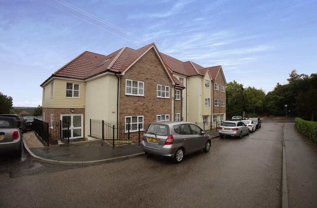 London Road, Benfleet, SS7 2 Bed Apartment For Sale - £280,000