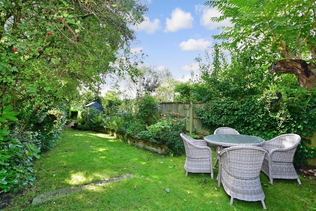Crossbush Lane, Crossbush, Arundel, West Sussex 2 bed end of terrace