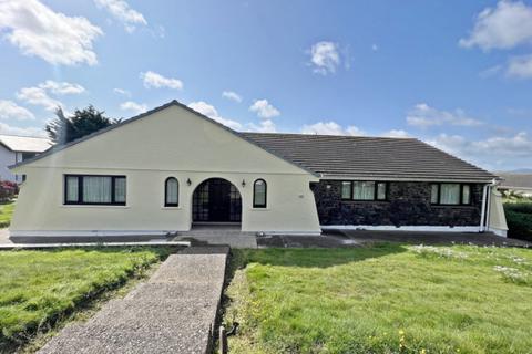 5 bedroom bungalow for sale - 63 Howe Road, Onchan, IM3 2AY