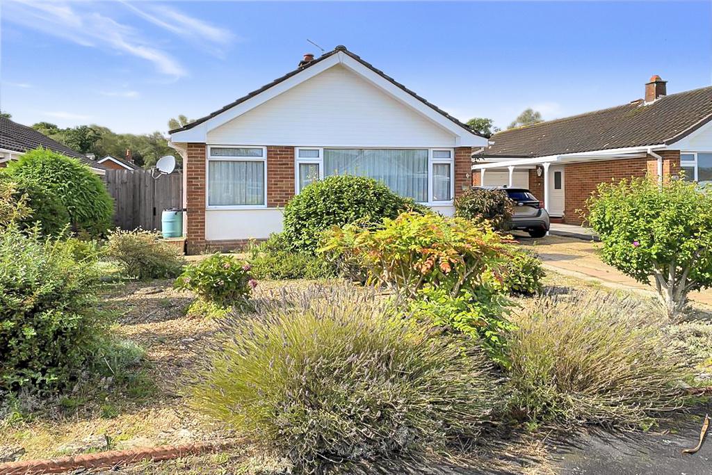 Spacious 3 Bedroom Bungalow close to shops &amp;...