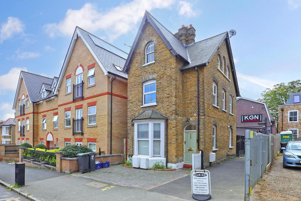 Queens Road, Buckhurst Hill, IG9 2 bed apartment for sale £485,000