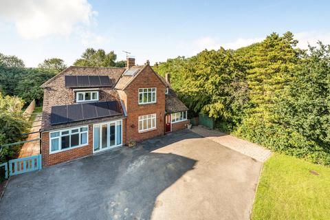 4 bedroom detached house to rent, London Road, Holybourne, Hampshire, GU34
