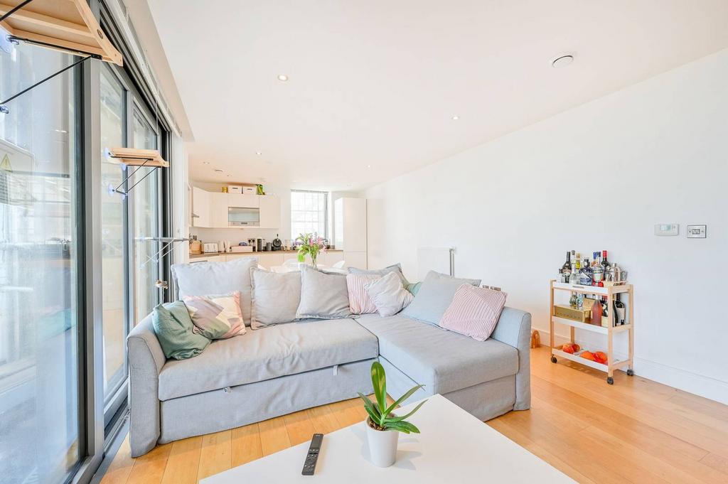 Arc Tower, Ealing, London, W5 2 bed flat for sale £650,000
