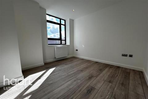 2 bedroom flat to rent, Cresta House, Luton