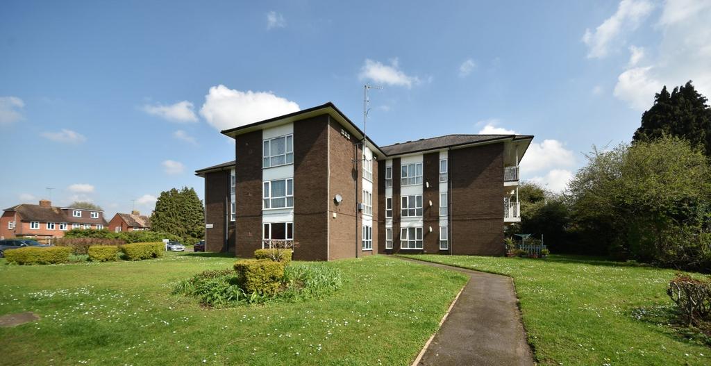 Spring Gardens, Bourne End, SL8 2 bed apartment - £1,500 pcm (£346 pw)