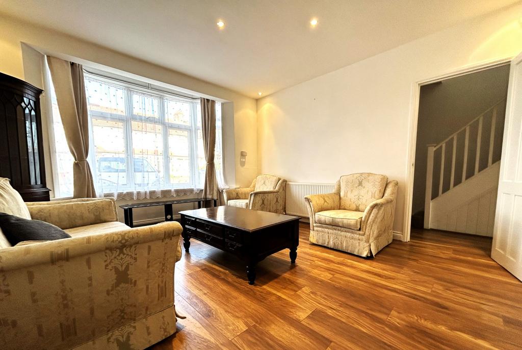 Ulster Gardens, London 3 bed terraced house £2,300 pcm (£531 pw)