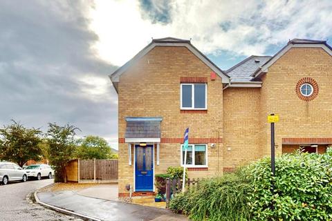 2 bedroom semi-detached house for sale - Strouds Close, Chadwell Heath, RM6