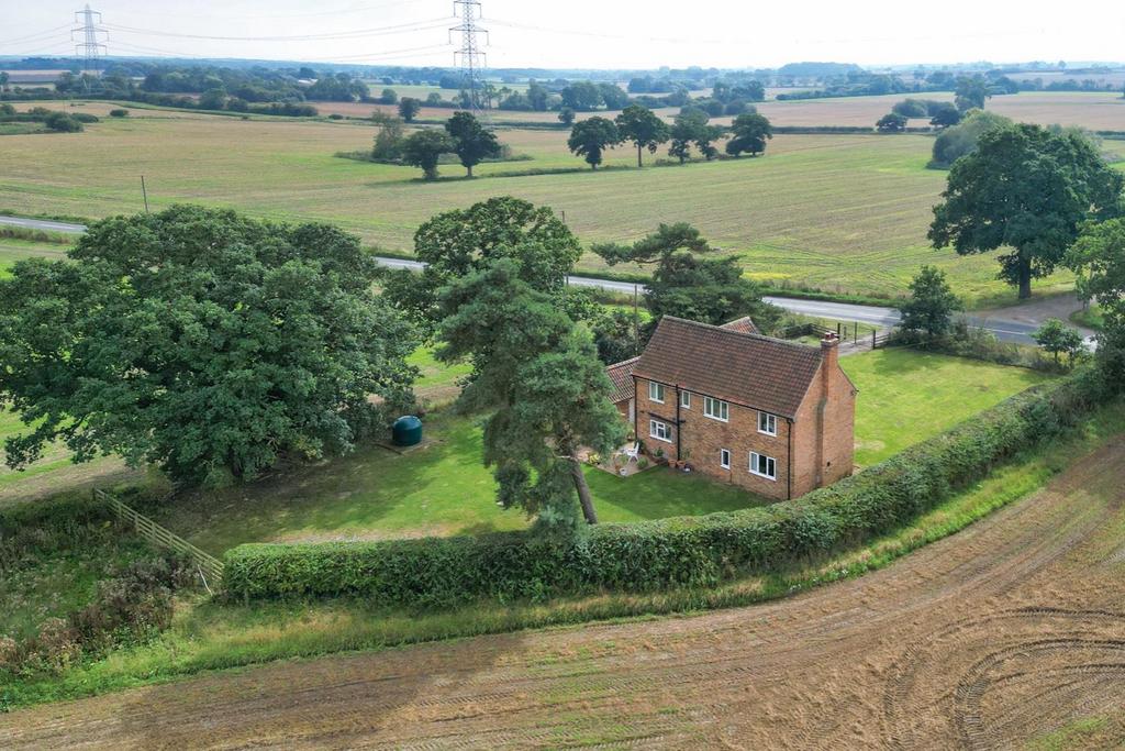 Sutton Road, SuttonontheForest 3 bed detached house for sale £499,995