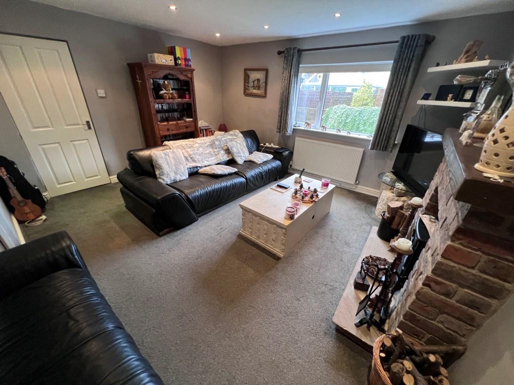 Liverpool Road, Longton, Preston, PR4 3 bed detached house for sale £