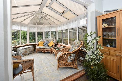 77 Chestnut Avenue, West Wickham, BR4 9EU