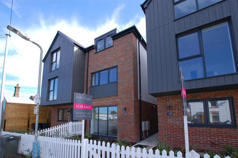 95 Priory Road, Tonbridge, TN9 2BW