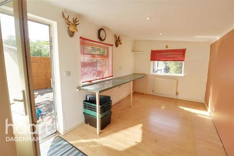 3 bedroom end of terrace house to rent - Winstead Gardens - Dagenham - RM10