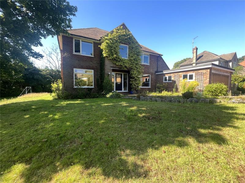 Camberley 4 bed detached house £2,750 pcm (£635 pw)