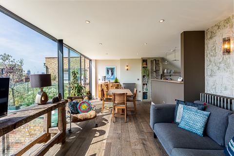 1 bedroom flat to rent -  Top floor Prince of Wales Drive, London SW11