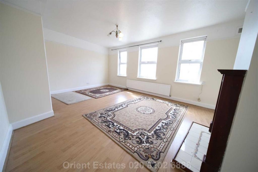 Onslow Parade, Hampden Square, Southgate 3 bed £1,900 pcm