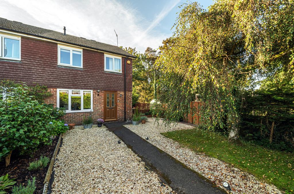 Liphook Road, Haslemere, Surrey, GU27 3 bed semidetached house for