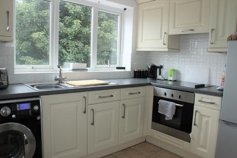 2 bedroom maisonette to rent - Hillcrest Road