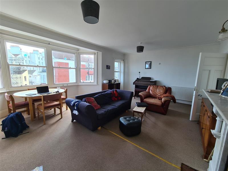 Elms Avenue, Eastbourne, BN21 2 bed flat - £1,050 pcm (£242 pw)