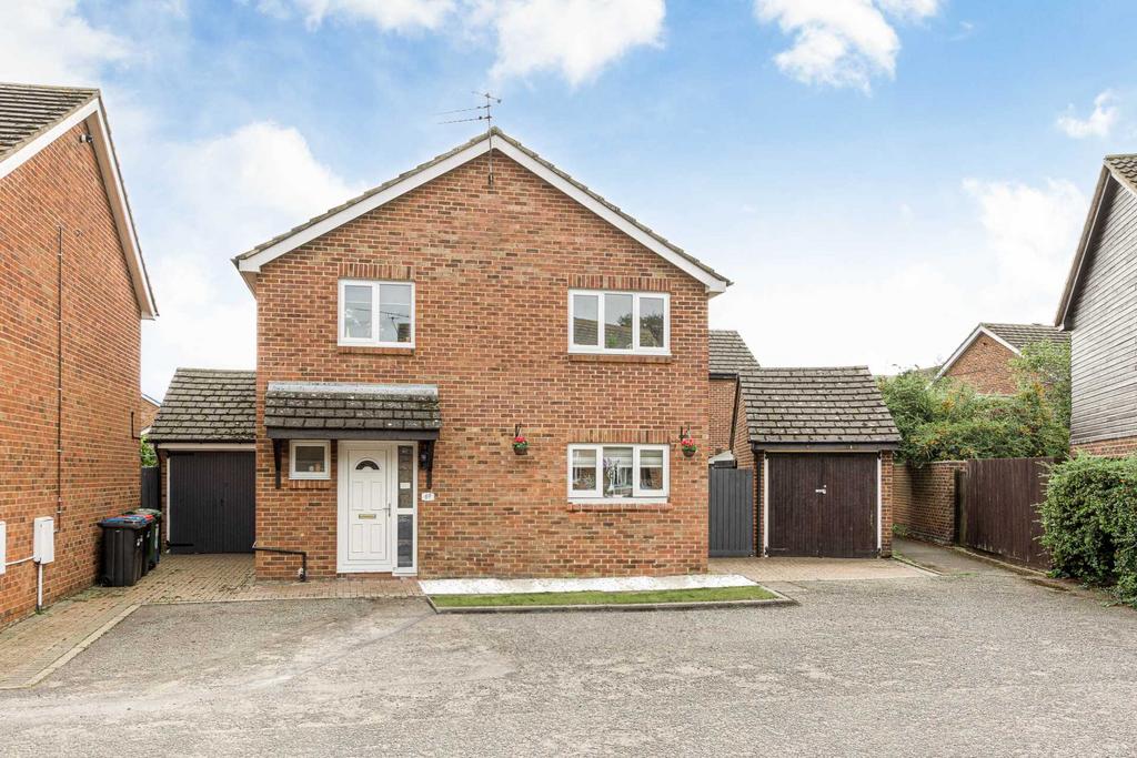 Milton Drive, Newport Pagnell MK16 4 bed detached house £450,000