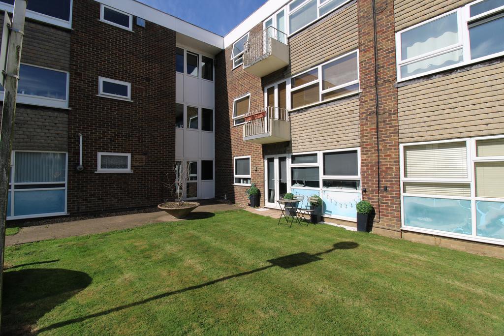 Hutton Road, Shenfield CM15 1 bed flat to rent £925 pcm (£213 pw)