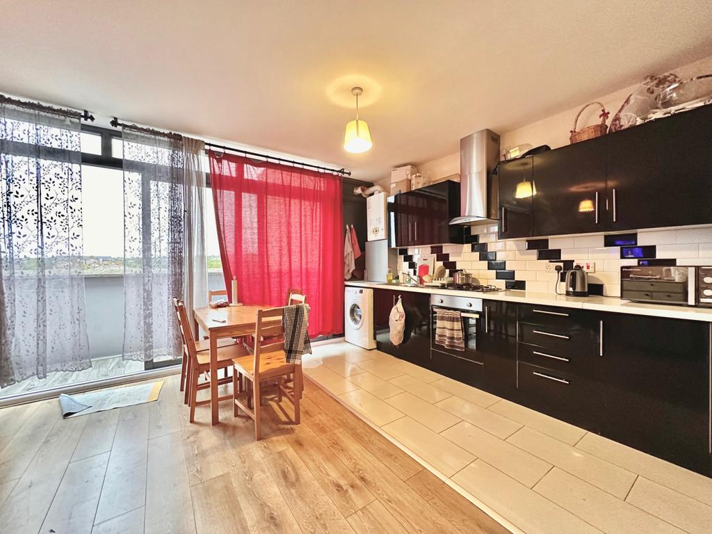 Three Bedrooms Flat For Rent In Wimbledon