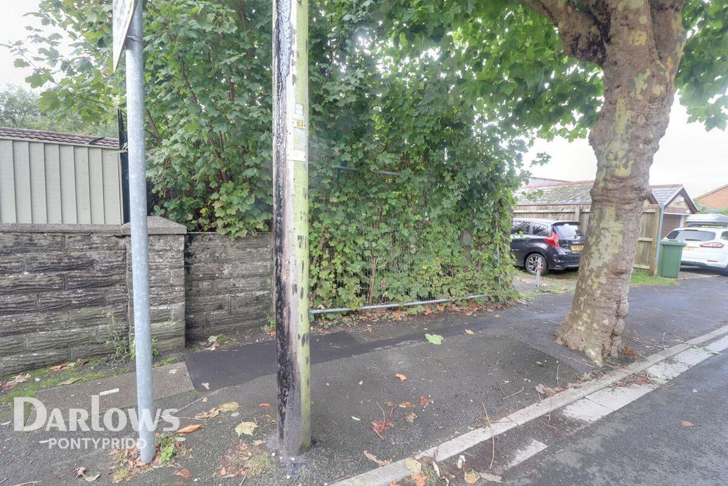 PANTYGRAIGWEN Road, Pontypridd 1 bed property for sale £30,000