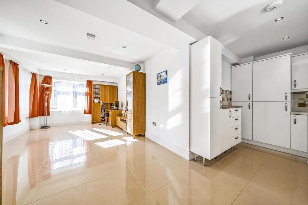 Coombe Road, New Malden 1 bed flat for sale £339,950