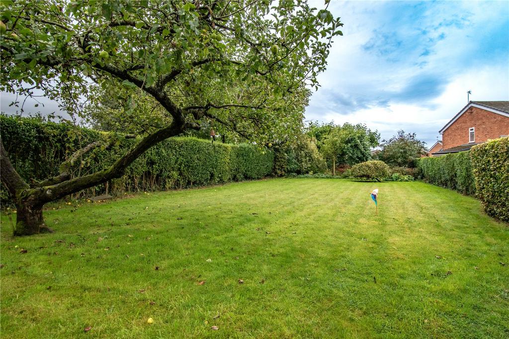 Churchill Road, Catshill, Bromsgrove... 3 bed semidetached house for