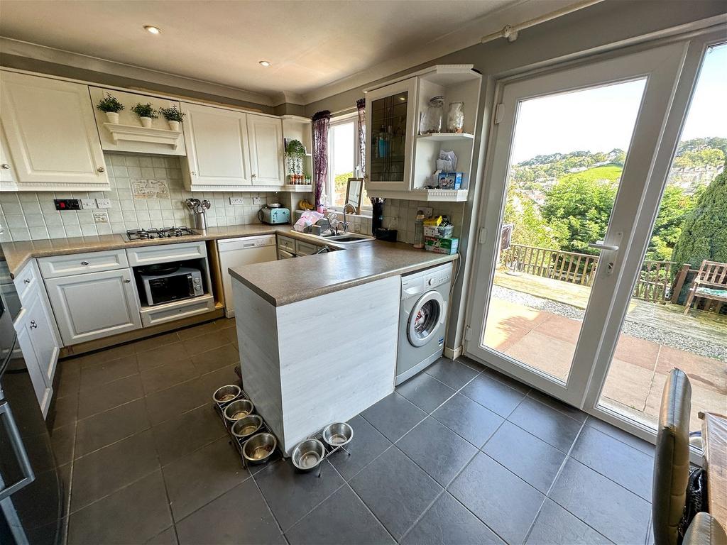 Bakers View, Newton Abbot TQ12 4 bed detached house £315,000