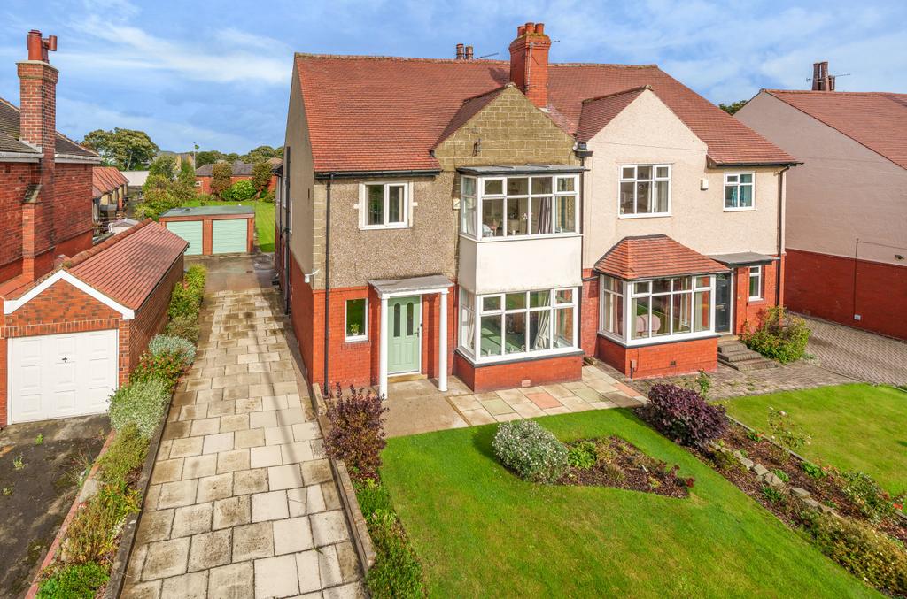 Uppermoor, Pudsey, West Yorkshire, LS28 4 bed semidetached house for