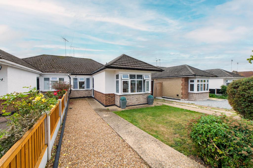 Sunnybank Close, Leighonsea, SS9 2 bed semidetached bungalow for