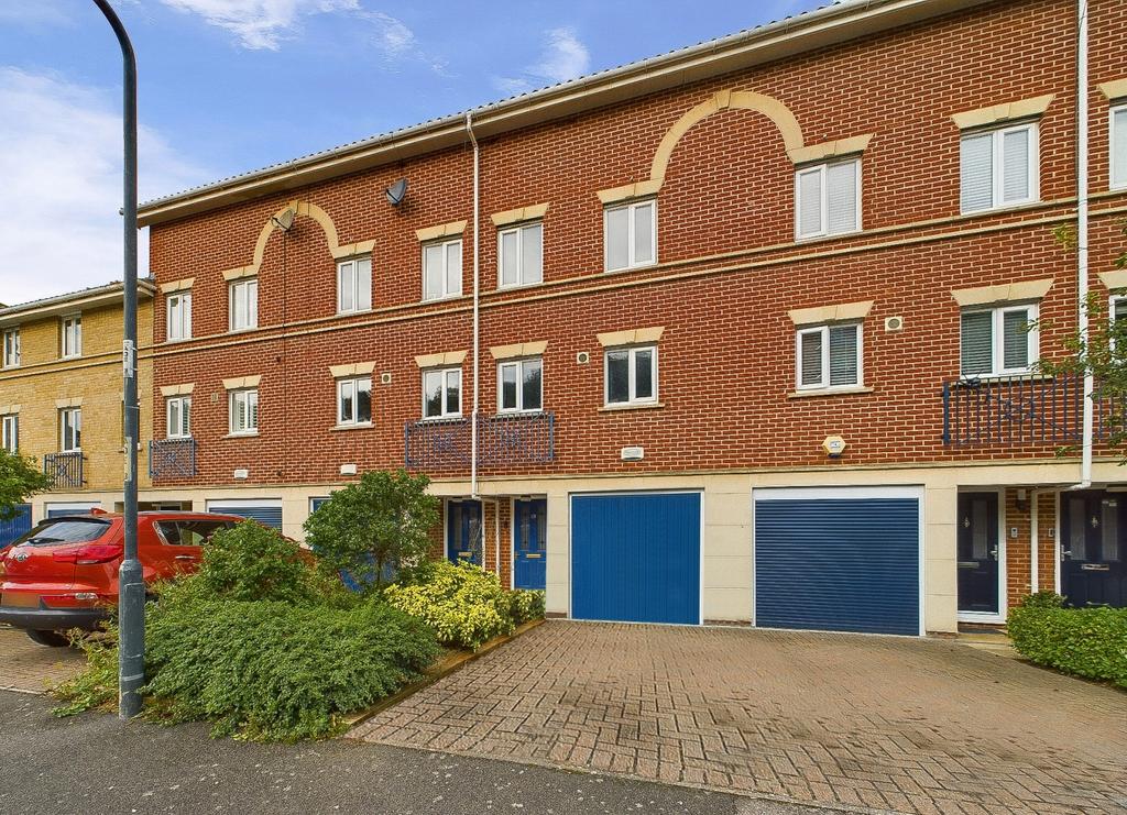 Applecross Close, Rochester ME1 1 4 bed townhouse £400,000