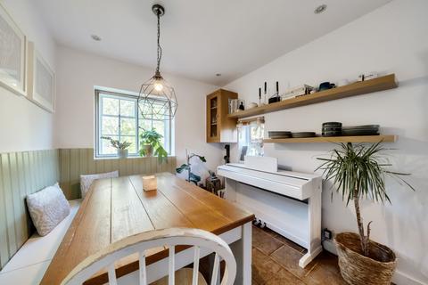 112 The Street, Puttenham, Guildford, GU3 1AU
