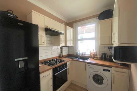 3 bedroom apartment to rent, Westcliff on Sea SS0