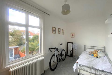 3 bedroom apartment to rent, Westcliff on Sea SS0
