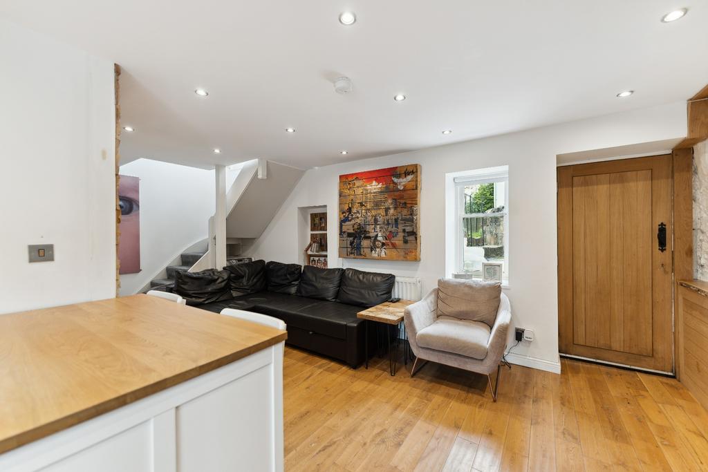 Busby Road, Carmunnock, Glasgow, G76 9BP 2 bed cottage for sale £205,000
