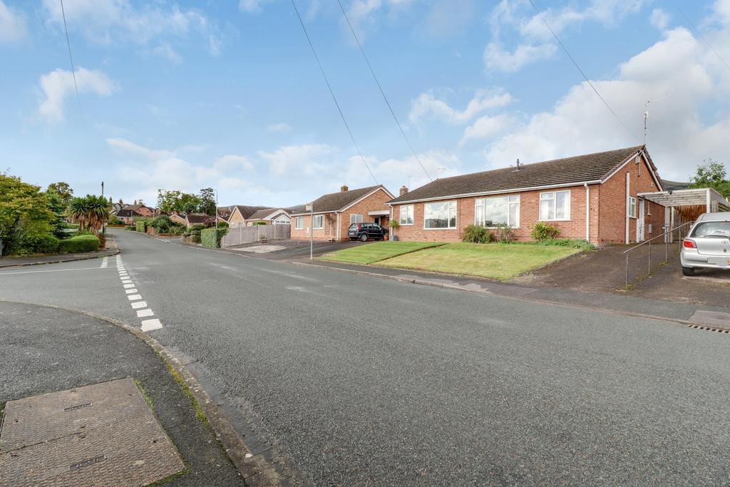 Bredon Grove, Malvern, WR14 2 bed semidetached bungalow for sale £